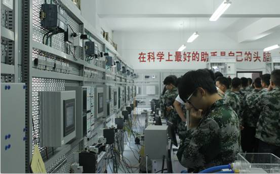 校史校情教育 二 新生參觀實(shí)訓(xùn)工廠 實(shí)驗(yàn)室